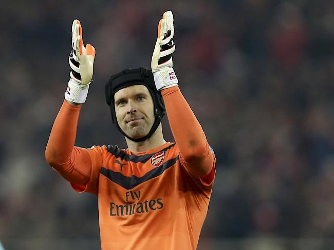 Arsenal-Hüter Petr Cech bedankt sich bei seinen Fans nach dem Rekord mit 169 Spielen ohne Gegentor