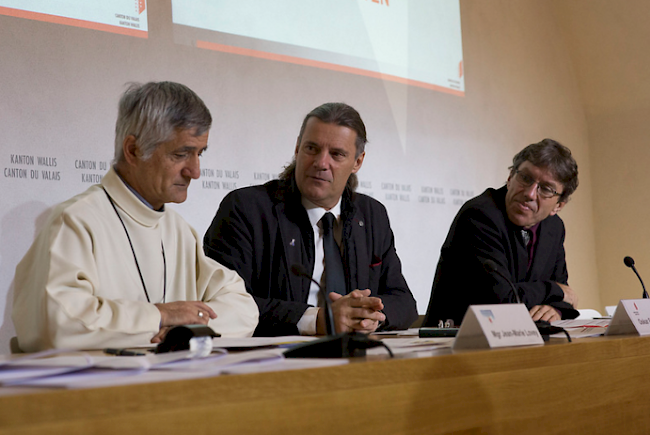 Bischof Lovey und Staatsrat Oskar Freysinger an der Medienorientierung am Montag in Sitten.