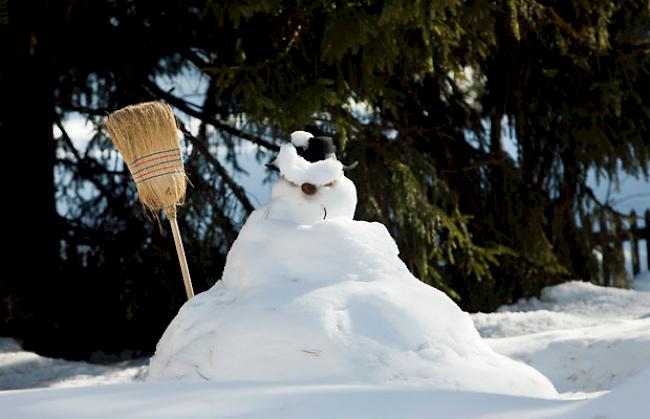 Schmelzender Schneemann: Die Hoffnungen auf weisse Weihnachten schwinden.