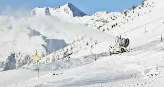 Volles Rohr: Sofern es die Temperaturen erlauben, laufen die Schneekanonen im Oberwallis zurzeit auf Hochtouren. Im Bild: Bellwald.