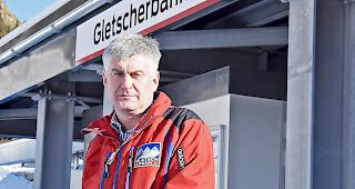 Anton Franzen vor dem Eingang der neuen Moosfluhbahn auf der Riederalp.