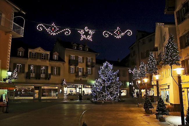 Ein letztes Mal. Die alte Weihnachtsbeleuchtung in Visp wird ab dem Jahr 2016 durch eine neue ersetzt.