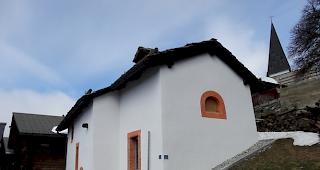 Seit ihrer &laquo;Entsakralisierung&raquo; und der Renovation 2008 heisst die Alte Kapelle von Jeizinen Kulturpunkt. Rund zehn Anl&auml;sse pro Jahr aus den Bereichen Musik, Literatur, Theater, Bild und Film bieten ein abwechslungsreiches kulturelles Angebot im Bergdorf Jeizinen.