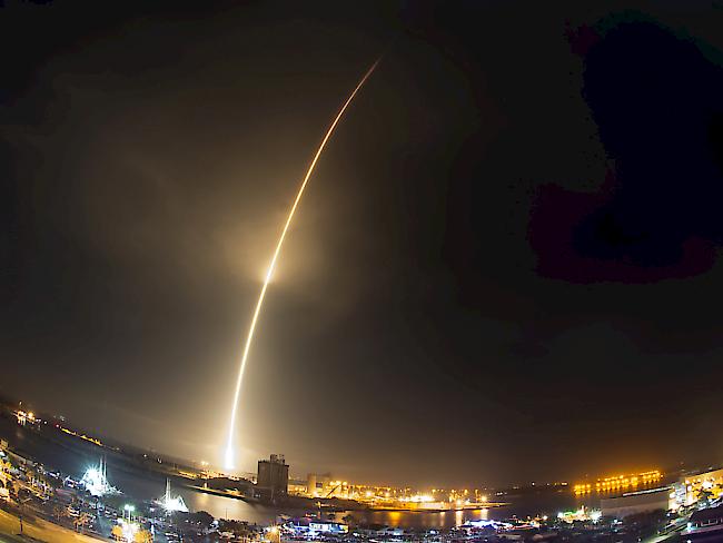 Die Falcon 9-Rakete hebt ab in Cape Canaveral - kurz darauf landete die Trägerrakete wieder.