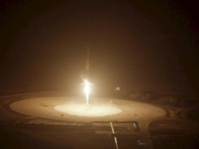 Die Falcon-9-Rakete landete erfolgreich aufrecht auf dem Weltraumbahnhof Cape Canaveral in Florida.