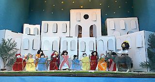 Vereine, Gewerbe und Private gestalten in Agarn seit 20 Jahren Adventsh&auml;user. Bei der Er&ouml;ffnung der H&auml;user sind bis zu 80 Personen dabei.