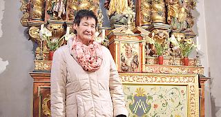 Sakristanin Berta Heldner vor dem Altar in &laquo;ihrer&raquo; Riti-Kapelle in Eyholz.