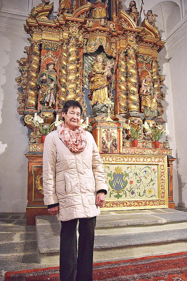 Sakristanin Berta Heldner vor dem Altar in «ihrer» Riti-Kapelle in Eyholz.