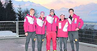 Das alte Team Bracher. Michael Kuonen, Anschieber Marco D&ouml;rig, Pilot Clemens Bracher, Mechaniker Hans Strahm und Anschieber Alain Knuser, der nun ausf&auml;llt. (Archiv) 