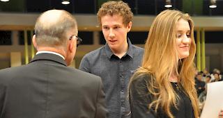 Generationen. Stadtpr&auml;sident Louis Ursprung &uuml;berreicht den Jungb&uuml;rgern den Jungb&uuml;rgerbrief.