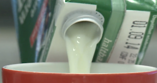 Öffnung nach oben halten - das Geheimrezept für alle Daneben-Schütter.