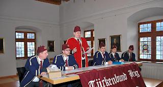 Die Nationalversammlung beginnt. Von links: Ansar Glasklar (Martin Zimmermann), Ben Neri Criminali Laferi (Philipp Matthias Bregy), Ibn Grienig Metalli (Christoph In-Albon), Effendi Verwennti Ben Centi (Dario Gentinetta), Ali Rossi Mali M&uuml;ri (Michel Roten).