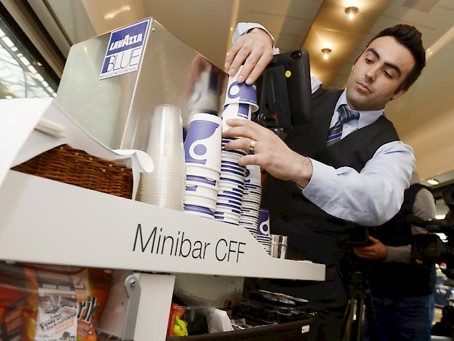 Die SBB schafft die Minibar-Wägelchen in ihren Zügen schrittweise ab. (Archivbild)