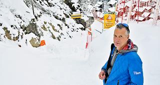Der CEO der Zermatt Bergbahnen, Markus Hasler, bei der engsten Stelle der neuen Abfahrtspiste &laquo;Howete&raquo;: &laquo;Es wird bestimmt besser.&raquo;