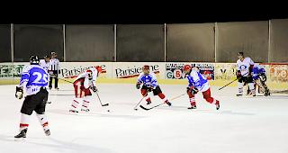 Der EHC Lalden (blau) verlor sein Heimspiel gegen den EHC T&auml;rbinu (weiss) mit 0:6-Toren.