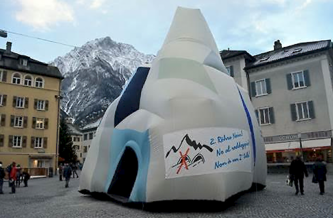 Aktion der Röhrengegner auf dem Stadtplatz in Brig.