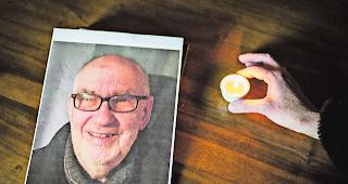 Brutal aus dem Leben gerissen. Eine Kerze zur Andacht f&uuml;r den verstorbenen Georgie Lamon im Museum &laquo;Le Grand Lens&raquo; in Lens.  