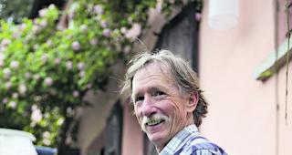 Ken Marquardt. Der Architekt und Bauhistoriker kam von Kansas und strandete mit seiner Frau Kali im Ossola. Im Trend der sterbenden D&ouml;rfer und in der Sorge um den Verlust der historisch bedeutsamen, aus Stein geschaffenen Bauten gr&uuml;ndete Marquardt den Verein Canova mit dem Ziel, die Zeugnisse der althergebrachten Baukultur zu erhalten und zu restaurieren. Dazu vermittelt ein eigens in Ghesc entstandener Campus als Lehrwerkst&auml;tte die zeitgem&auml;ssen Restaurierungstechniken.  