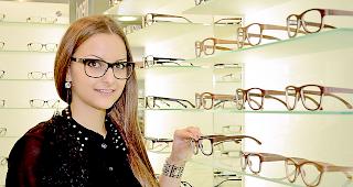 Die angehende Augenoptikerin Ivana Martic in der Import Optik in Brig.