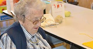 Anna Arnold, eine Bewohnerin des &shy;Englischgruss, mit einer fertigen Decke.