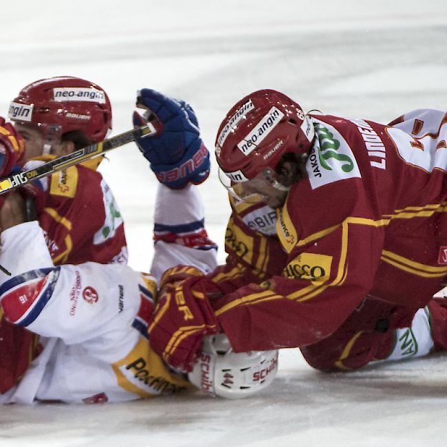 Zu Boden gebracht: Die SCL Tigers mit Ville Koistinen (li.) und Sven Lindemann rangen die Kloten Flyers mit Matthias Bieber 3:2 nieder