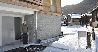 Edwin Zurbriggen im gedeckten Hauseingang, wo der Briefkasten urspr&uuml;nglich montiert war. Vier Meter daneben der korrekte Standort.
