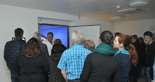 Chefarzt Drazen Sramek erkl&auml;rt den Besuchern die technischen Details des neuen Topographen.