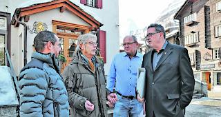 Nicht gleicher Meinung. Von links: Florian Julen und Karl Eggen von der IG Sichere Zufahrt Zermatt bei der &Uuml;bergabe der 600 Unterschriften an Gemeindeverwalter Beat Gr&uuml;tter und Gemeindepr&auml;sident Christoph B&uuml;rgin. 