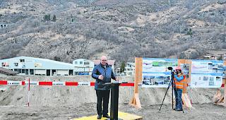 Voller K&ouml;rpereinsatz. Staatsrat Jacques Melly berichtet, dass die Arbeiten &uuml;berall wieder aufgenommen wurden. 