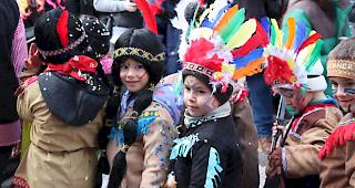 Die Natischer Kinderg&auml;rtner verkleideten sich als Cowboys und Indianer.