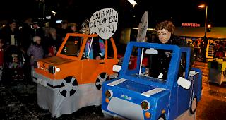 Die Gruppe &laquo;Carnevalis ad Astra Nobilis&raquo; mit ihren originellen Wagen in Anspielung auf den Abgasskandal bei VW.