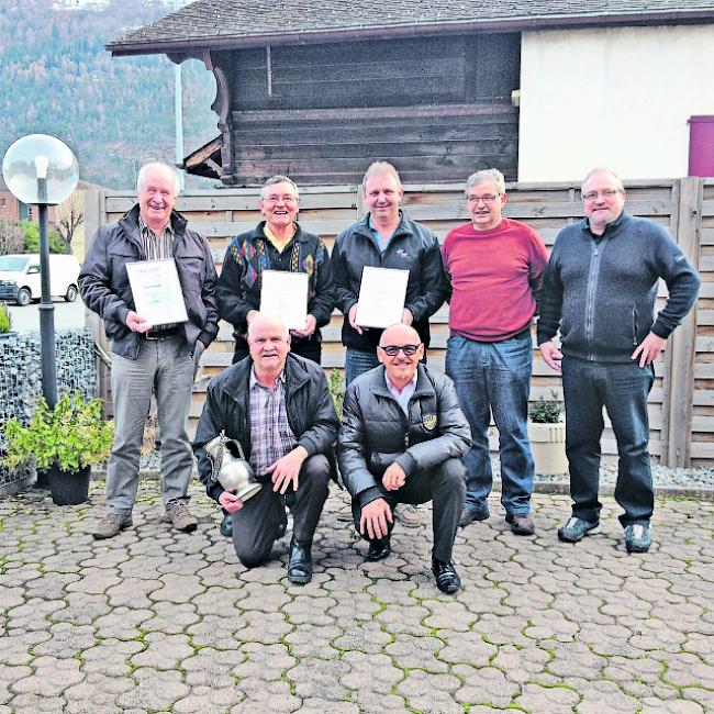 Geehrte und Gewählte. Vorne von links: Josef Michlig (Sieger Walliser Cup) und Alfred Dirren (neues Vorstandsmitglied). Hinten von links: Kilian Gattlen (2. Jahresmeisterschaft), Franz Michlig (Sieger Jahresmeisterschaft), Emmanuel Voide (3. Jahresmeisterschaft), Stefan Hug (neuer Kantonalpräsident) und Hans-Peter Heynen (abtretender Präsident). 