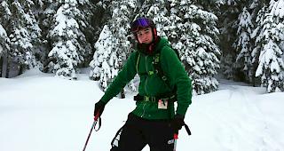 Leon Prata beim Freeride-Skifahren im Wald von Mount Hood