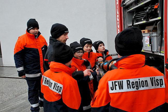 Neugrierig: Die Mitglieder der neuen Jugendfeuerwehr lassen sich von einem Feuerwehrmann die Ausstattung eines Tanklöschfahrzeugs erklären. 