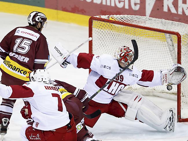 Lausannes Goalie Cristobal Huet kassiert in Genf das 1:2