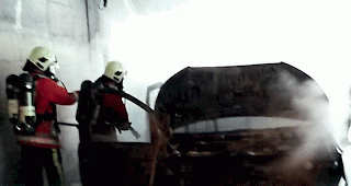 Das Fahrzeug geriet in einer Strassengalerie kurz vor der Auffahrt zur Verladestation in Brand.