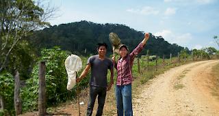 Viel unterwegs: Die Bienenforscherin mit einem einheimischen Begleiter.