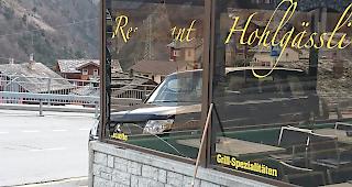 Ein Scheibe ging zu Bruch, die G&auml;ste des Restaurants Hohlg&auml;ssli kamen jedoch mit dem Schrecken davon.