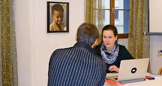 Susanne Andenmatten bei einer der Rechtsberatungen des Forums Migration.