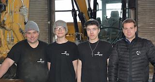 Ausbildner Diego Gruber, Lehrlinge Lukas Mooser und Sebastian Kummer, Gesch&auml;ftsf&uuml;hrer J&ouml;rg Bumann (v.l.)