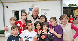 Peter Maag, Leiter des Findelheims, mit unterst&uuml;tzungsbed&uuml;rftigen Kindern.