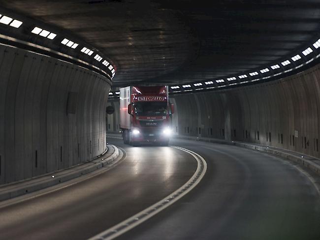 Mehr Platz für Autos und Lastwagen: Der Gotthard-Strassentunnel erhält aller Voraussicht nach eine zweite Röhre. (Symbolbild)