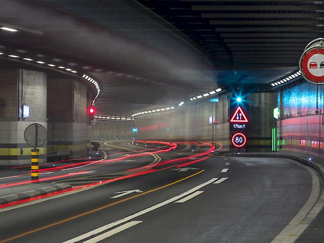 Künftig werden zwei Röhren für den Strassenverkehr durch die Alpen zur Verfügung stehen. Das Schweizer Stimmvolk hat dem zweiten Strassentunnel am Gotthard grünes Licht gegeben. (Symbolbild)