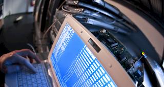 Ein Mann tippt Befehlszeilen in seinen Laptop - im so genannten Darknet k&ouml;nnen sich Internetnutzer unerkannt bewegen (Symbolbild).