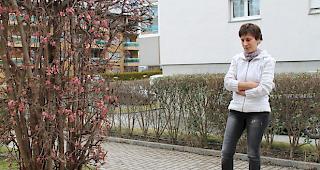Besitzerin Daniela Schmid an derjenigen Stelle im Gliser Hengart-Quartier, an der &laquo;Joschi&raquo; vermutlich vergiftet wurde.