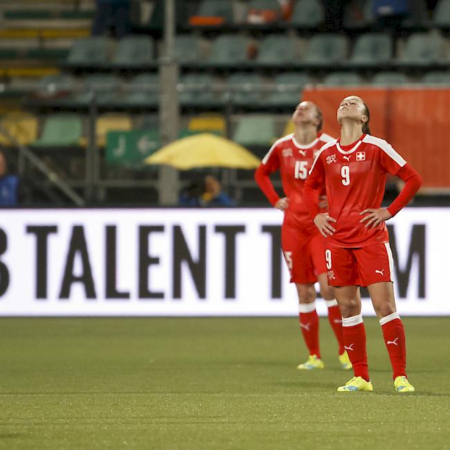 Die Schweizerinnen ärgern sich nach Spielschluss über die 3:4-Niederlage gegen die Niederlande