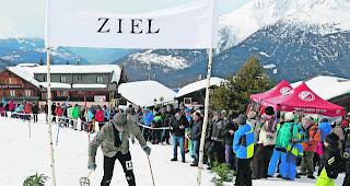 Bergw&auml;rts ins Ziel. Beim Nostalgie-Rennen steht der Spass im Vordergrund.  