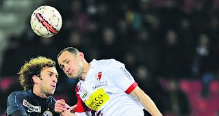 Kopfsache. Vilmos Vanczak und sein Kopfball-Duell gegen Leonardo Sanchez, Sittens Verteidiger verpasste die grosse Ausgleichs-Chance.