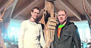 Der Beginn eines H&ouml;henflugs? Manuel Kenzelmann und Adrian Andres (von links) vor dem vier Meter grossen Holzsteinadler. 