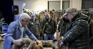 J&auml;ger lieferten ihre Felle beim H&auml;ndler ab.